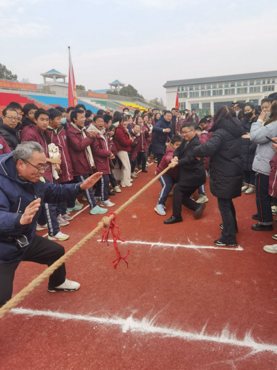 凝“繩”聚力綻風(fēng)采  同心奮進(jìn)迎新春 ——孝感高中高二年級(jí)舉行拔河比賽