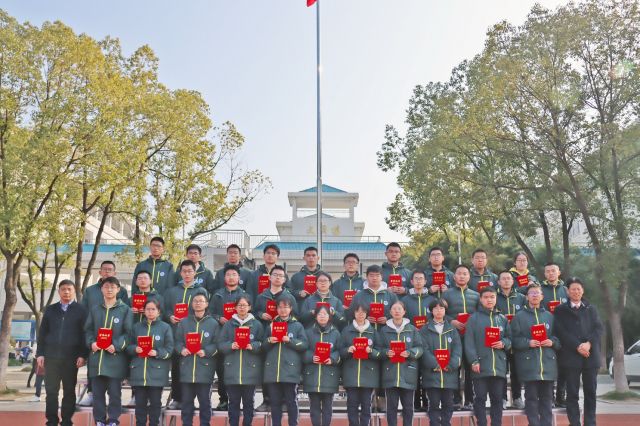孝感高中召開2023～2024學(xué)年度上學(xué)期期中學(xué)生表彰大會(huì)   