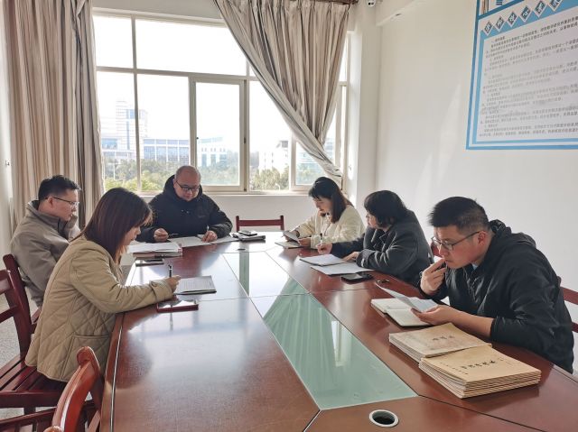 凝心聚力 共謀發(fā)展 ——2022級高二年級組織召開班科聯(lián)席會