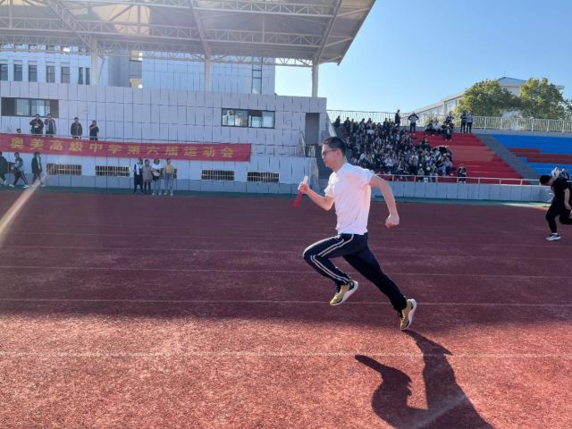 運動減壓添活力，斗志昂揚戰(zhàn)高考  ——高三年級三月群體減壓活動