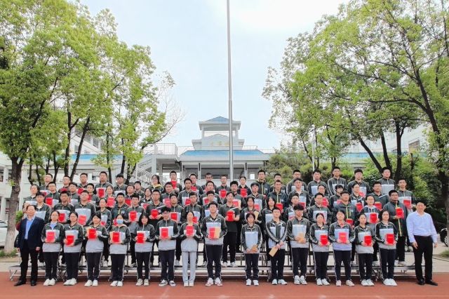孝感高中召開(kāi)2023～2024學(xué)年度下學(xué)期期中學(xué)生表彰大會(huì)   