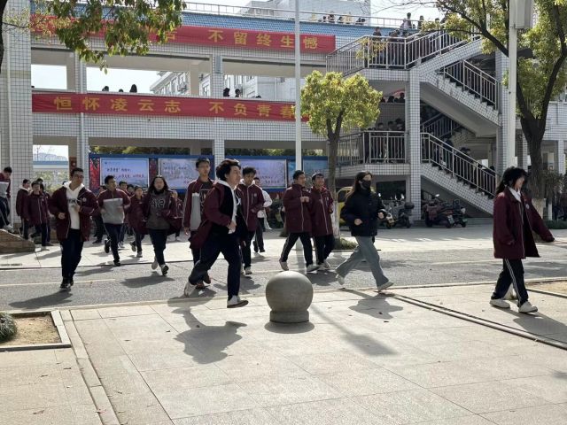 【專項(xiàng)工作】孝感高中、奧美高中圓滿舉行2025年4月防震避險(xiǎn)演練活動(dòng)（總結(jié)）