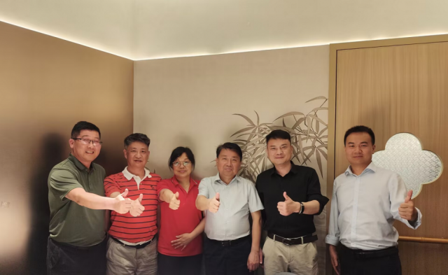 學校領(lǐng)導(dǎo)赴深圳、廣州與校友交流，共話“校友回歸”活動