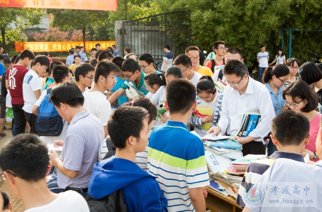 “把知識(shí)帶走，把愛(ài)心留下”高三學(xué)子捐書(shū)學(xué)弟學(xué)妹